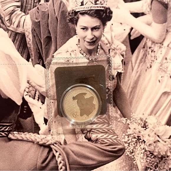 2012 Fine Silver Commemorative Coin Queen Elizabeth Il fine silver 99.99% pure. - Picture 3 of 4